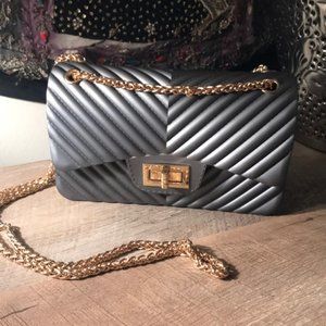 GREY CROSSBODY BAG WITH CHAIN